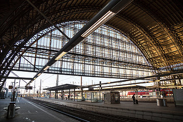 Deutschland  Bremen - wegen Corona ueberwiegend leerer Hauptbahnhof