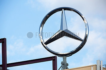 Deutschland  Bremen - Notbetrieb beim Mercedes-Benz Werk  die Baender stehen wegen Corona still  sich drehender Mercedes Stern auf dem Dach