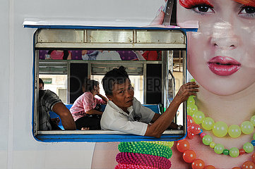 Yangon  Myanmar  Mann guckt aus einem Zugfenster am Hauptbahnhof