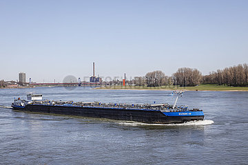Tankschiff auf dem Rhein bei Duisburg-Homberg  Duisburg  Nordrhein-Westfalen  Deutschland