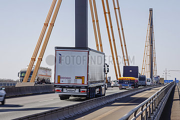 Lastwagen fahren auf der Autobahn A40 Rheinbruecke Neuenkamp  Duisburg  Nordrhein-Westfalen  Deutschland