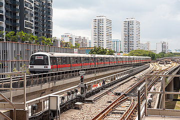 Singapur  Republik Singapur  Metro Stadtbahn auf Schienennetz mit Wohnhochhaeusern