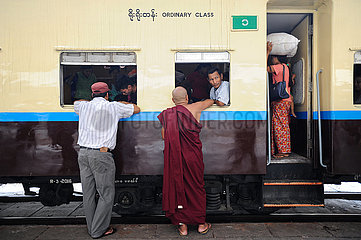 Yangon  Myanmar  Zug am Bahnsteig mit Bahnreisenden am Hauptbahnhof