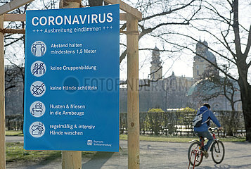 Muenchener Hofgarten  Schild Coronavirus Verhaltensregeln  24.03.2020
