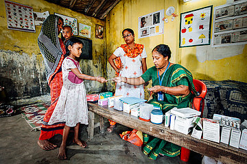 Krankenstation und Ausgabe von Medikamenten im Slum