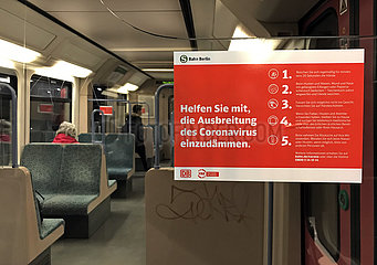 Berlin  Deutschland  Sticker mit Hinweisen zur Eindaemmung des Corona-Virus in einem S-Bahnwaggon