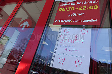 Berlin  Deutschland  Danksagung von Kunden an die Mitarbeiter eines Supermarktes in Zeiten der Corona-Krise