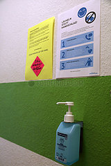 Berlin  Deutschland  Desinfektionsmittel und Hygienehinweise in einer Physiotherapie-Praxis