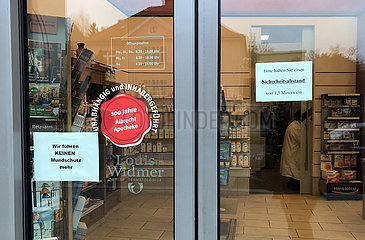 Berlin  Deutschland  Auswirkungen des Coronavirus: Apotheke fuehrt keinen Mundschutz mehr und bittet um Sicherheitsabstand der Kunden