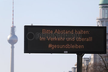 Berlin  Deutschland  Hinweis: Bitte Abstand halten. Im Hintergrund der Berliner Fernsehturm