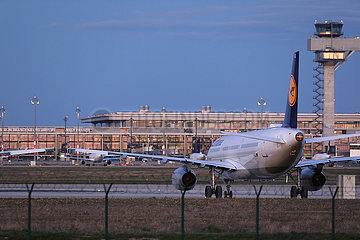 Schoenefeld  Deutschland  Flugzeug der Lufthansa steht auf einem Vorfeld des Flughafen Berlin-Brandenburg International