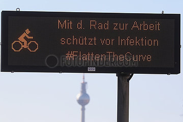Berlin  Deutschland  Hinweis: Mit dem Rad zur Arbeit schuetzt vor Infektion. Im Hintergrund der Berliner Fernsehturm