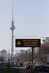 Berlin  Deutschland  Hinweis auf der Frankfurter Allee: Mit dem Rad zur Arbeit schuetzt vor Infektion