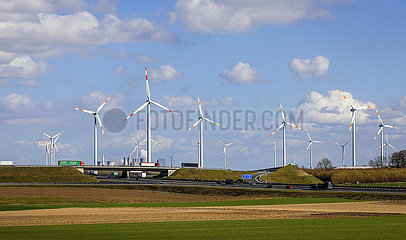 Windraeder vor RWE Kraftwerk Neurath am Tagebau Garzweiler  Grevenbroich  Nordrhein-Westfalen  Deutschland