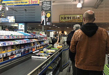 Berlin  Deutschland  Menschen stehen in einem Supermarkt an einer Kasse