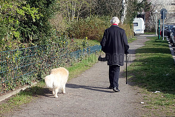 Berlin  Deutschland  Seniorin geht mit ihrem Hund spazieren