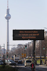 Berlin  Deutschland  Hinweis auf der Frankfurter Allee: Bitte Abstand halten