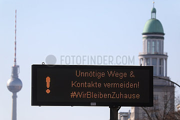 Berlin  Deutschland  Hinweis: Unnoetige Wege und Kontakte vermeiden. Im Hintergrund der Berliner Fernsehturm