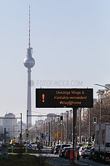Berlin  Deutschland  Hinweis auf der Frankfurter Allee: Unnoetige Wege und Kontakte vermeiden