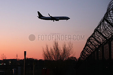 Schoenefeld  Deutschland  Silhouette: Flugzeug der Ryanair im Landeanflug bei Daemmerung