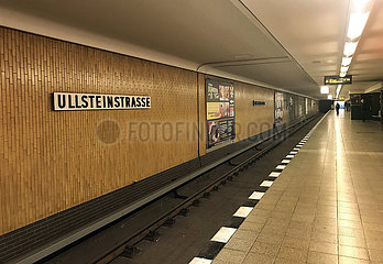 Berlin  Deutschland  Auswirkungen des Coronavirus: Leerer U-Bahnsteig in der Station Ullsteinstrasse am Vormittag