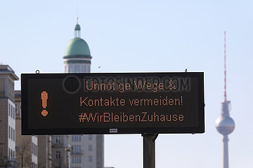Berlin  Deutschland  Hinweis: Unnoetige Wege und Kontakte vermeiden. Im Hintergrund der Berliner Fernsehturm