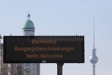 Berlin  Deutschland  Hinweis auf die berlinweiten Ausgangsbeschraenkungen. Im Hintergrund der Berliner Fernsehturm
