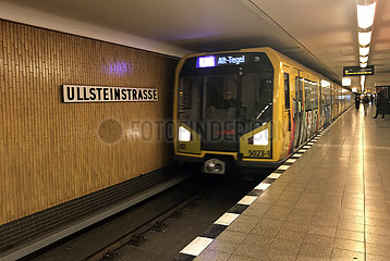 Berlin  Deutschland  Auswirkungen des Coronavirus: Fast leerer U-Bahnsteig in der Station Ullsteinstrasse am Vormittag