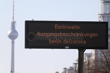 Berlin  Deutschland  Hinweis auf die berlinweiten Ausgangsbeschraenkungen. Im Hintergrund der Berliner Fernsehturm
