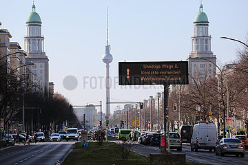 Berlin  Deutschland  Hinweis auf der Frankfurter Allee: Unnoetige Wege und Kontakte vermeiden