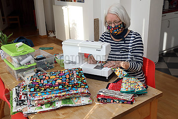 Berlin  Deutschland  Rentnerin naeht aufgrund der Lieferengpaesse in Zeiten der Corona-Krise in ihrem Wohnzimmer Mundschutze aus Stoff