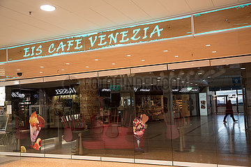 Deutschland  Bremerhaven - Wegen Corona geschlossene italienische Eisdiele im Columbus Shopping Center
