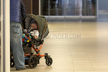 Deutschland  Bremerhaven - Vater mit Kleinkind im Columbus Shopping Center