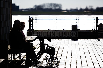 Deutschland  Bremerhaven - Rentnerpaar in der Innenstadt