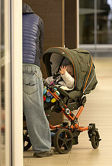 Deutschland  Bremerhaven - Vater mit Kleinkind im Columbus Shopping Center