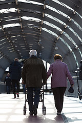 Deutschland  Bremerhaven - Rentnerpaar in der Innenstadt
