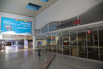 Deutschland  Bremerhaven - Wegen Corona geschlossenes Restaurant der Kette Nordsee im Columbus Shopping Center