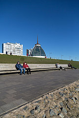 Deutschland  Bremerhaven - Menschen sitzen am Fluss Weser mit dem durch Corona gebotenem Abstand