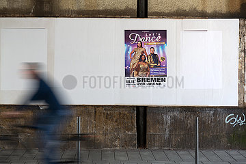 Deutschland  Bremen - weiss ueberklebte Plakat von wegen Corona abgesagten Konzerten  uebrig geblieben ein Termin im November