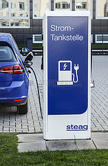 Elektroauto tankt Strom an einer Steag-Stromtankstelle  Essen  Ruhrgebiet  Nordrhein-Westfalen  Deutschland