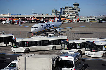 Berlin  Deutschland  Auswirkungen des Coronavirus: Flugzeuge in Parkposition am Flughafen Tegel
