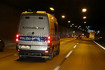 Berlin  Deutschland  Einsatzfahrzeug der Kriminaltechnik der Polizei Berlin in einem Tunnel
