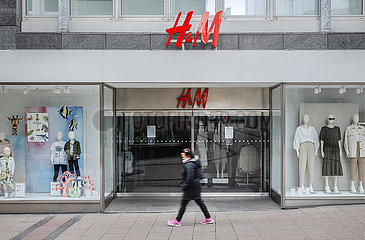 Geschlossene H&M Filiale  Coronakrise  Essen  Ruhrgebiet  Nordrhein-Westfalen  Deutschland