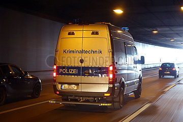 Berlin  Deutschland  Einsatzfahrzeug der Kriminaltechnik der Polizei Berlin in einem Tunnel