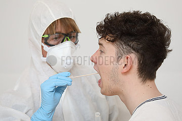 Berlin  Deutschland  gestellte Szene: Junger Mann unterzieht sich einem Coronavirus-Test