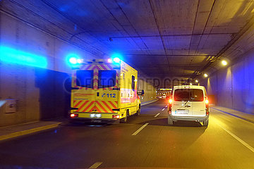 Berlin  Deutschland  Rettungswagen in einem Tunnel im Einsatz