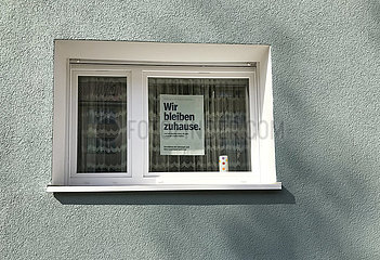 Berlin  Deutschland  Wir bleiben zuhause-Plakat haengt im Fenster eines Wohnhauses