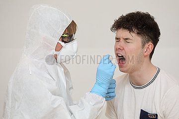 Berlin  Deutschland  gestellte Szene: Junger Mann unterzieht sich einem Coronavirus-Test