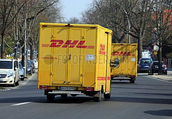 Berlin  Deutschland  Lieferwagen der DHL