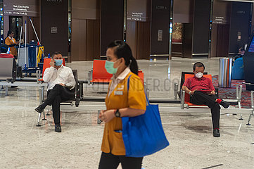 Singapur  Republik Singapur  Menschen mit Mundschutz im Ankunftsbereich am Flughafen Changi